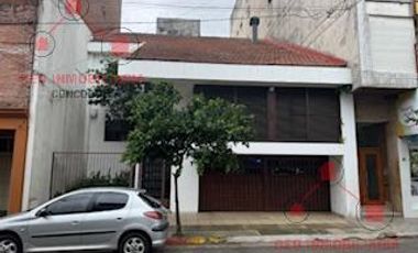 Casa en  excelente estado en pleno centro de la ciudad de Concordia.-