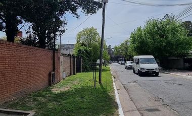 VENTA - LOCAL en EZEIZA    vivienda con jardín