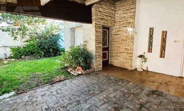 Casa a reciclar en Parque Ayerza, Castelar Norte – Lote propio en la mejor zona