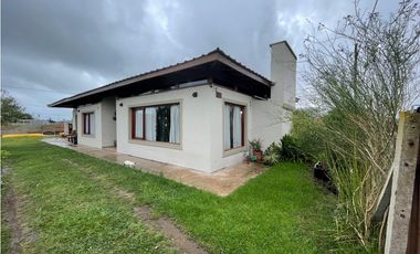 Venta casa estilo moderno con salida a la ruta, Camet Norte