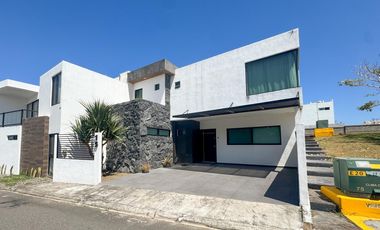 CASA JUNTO A AREA VERDE EN VENTA EN LOMAS DE LA RIOJA