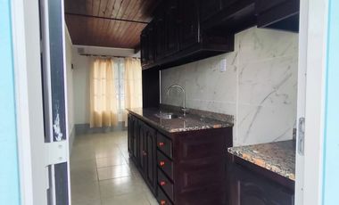 Casa en alquiler en Villa Adela con amplio jardín y cochera