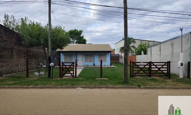 Casa en alquiler en Villa Adela con amplio jardín y cochera