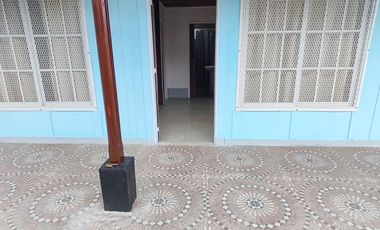 Casa en alquiler en Villa Adela con amplio jardín y cochera