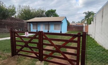 Casa en alquiler en Villa Adela con amplio jardín y entrada para vehículos