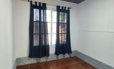 Casa en alquiler en Villa Adela con amplio jardín y cochera