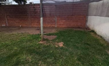 Casa en alquiler en Villa Adela con amplio jardín y cochera