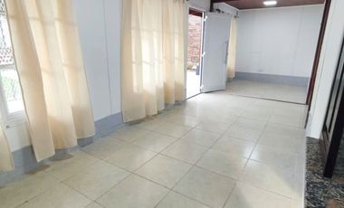 Casa en alquiler en Villa Adela con amplio jardín y entrada para vehículos