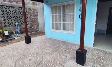 Casa en alquiler en Villa Adela con amplio jardín y cochera