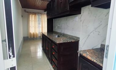 Casa en alquiler en Villa Adela con amplio jardín y cochera