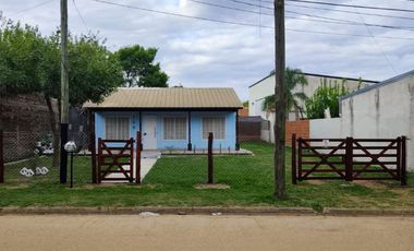 Casa en alquiler en Villa Adela con amplio jardín y entrada para vehículos