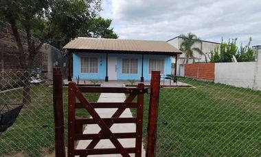 Casa en alquiler en Villa Adela con amplio jardín y cochera