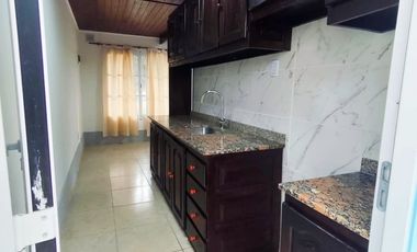 Casa en alquiler en Villa Adela con amplio jardín y entrada para vehículos