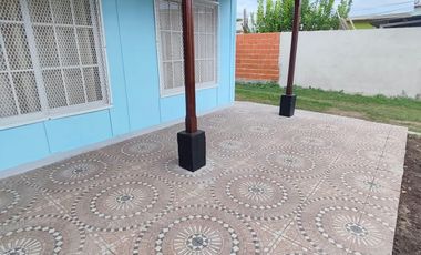 Casa en alquiler en Villa Adela con amplio jardín y cochera