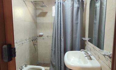 Casa en alquiler en Villa Adela con amplio jardín y cochera