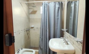 Casa en alquiler en Villa Adela con amplio jardín y entrada para vehículos