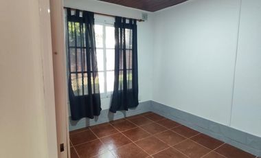 Casa en alquiler en Villa Adela con amplio jardín y cochera