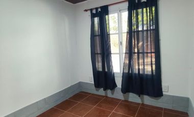 Casa en alquiler en Villa Adela con amplio jardín y cochera
