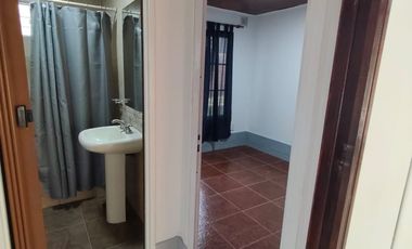 Casa en alquiler en Villa Adela con amplio jardín y cochera