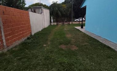 Casa en alquiler en Villa Adela con amplio jardín y cochera