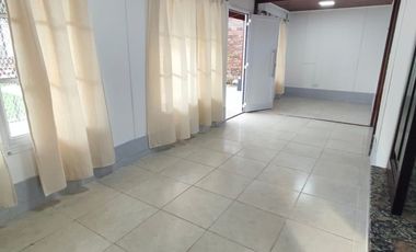 Casa en alquiler en Villa Adela con amplio jardín y cochera