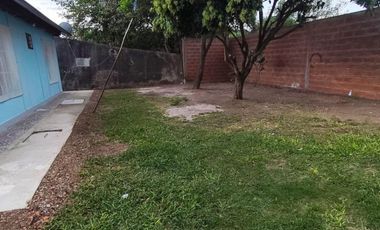 Casa en alquiler en Villa Adela con amplio jardín y entrada para vehículos