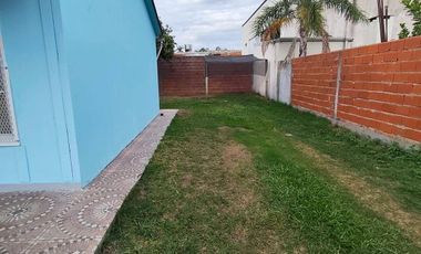 Casa en alquiler en Villa Adela con amplio jardín y cochera