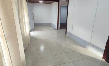 Casa en alquiler en Villa Adela con amplio jardín y cochera