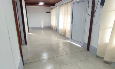 Casa en alquiler en Villa Adela con amplio jardín y cochera