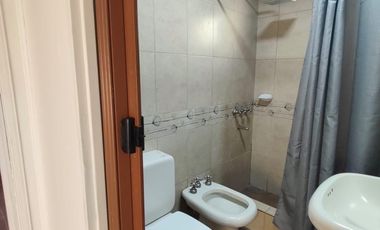 Casa en alquiler en Villa Adela con amplio jardín y cochera