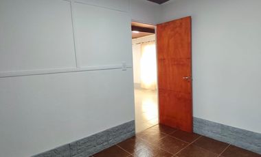 Casa en alquiler en Villa Adela con amplio jardín y cochera