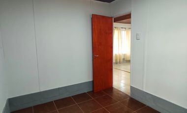 Casa en alquiler en Villa Adela con amplio jardín y cochera