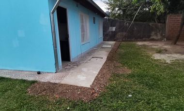 Casa en alquiler en Villa Adela con amplio jardín y cochera