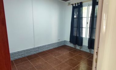 Casa en alquiler en Villa Adela con amplio jardín y cochera
