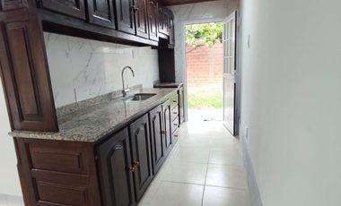 Casa en alquiler en Villa Adela con amplio jardín y cochera