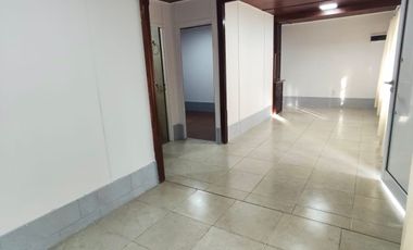 Casa en alquiler en Villa Adela con amplio jardín y cochera