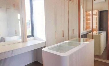 5 Bedroom Villa for sale in Tha Raeng, Bangkok