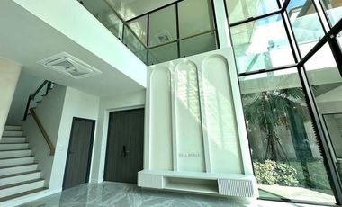 5 Bedroom Villa for sale in Tha Raeng, Bangkok