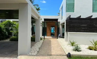 Absolute Beachfront Villa