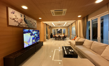 7-Bed Luxury Mansion w/ Pool in Windmill Park