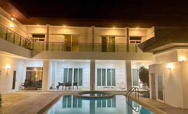 7-Bed Luxury Mansion w/ Pool in Windmill Park