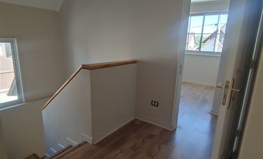 Casa en Venta en Venta amplia Casa Condominio Inglés Curicó SIN COMISION 116 mt en dos pisos