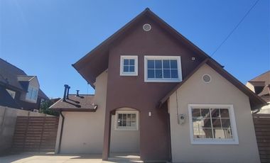 Casa en Venta en Venta amplia Casa Condominio Inglés Curicó SIN COMISION 116 mt en dos pisos