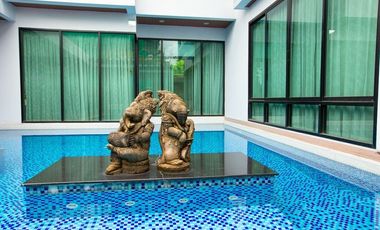 7 Bedroom Villa for sale in Phra Khanong Nuea, Bangkok