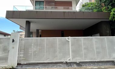 7 Bedroom Villa for sale in Sam Sen Nai, Bangkok