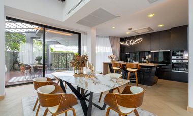 5 Bedroom Villa for sale in Phra Khanong Nuea, Bangkok