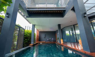 5 Bedroom Villa for sale in Phra Khanong Nuea, Bangkok