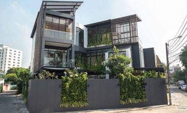 5 Bedroom Villa for sale in Phra Khanong Nuea, Bangkok