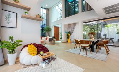 5 Bedroom Villa for sale in Phra Khanong Nuea, Bangkok