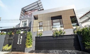 5 Bedroom Villa for sale in Phra Khanong Nuea, Bangkok